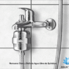 filtro de ducha para purificar el agua instalado en grifo