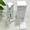 Caja incluye dispensador, cable USB-C, cintas adhesivas y manual Contenido de la caja dispensador de jabón espuma automático